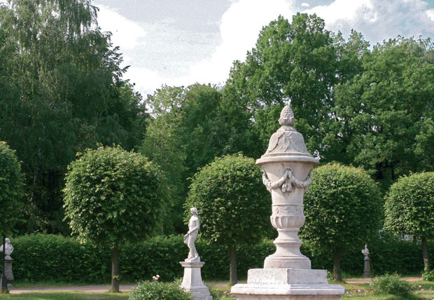 Скульптурные изваяния, чаши и урны были распространенными элементами в романтических садах