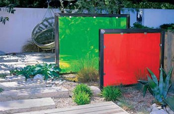 Цветные панели используются для выделения микрозон в саду